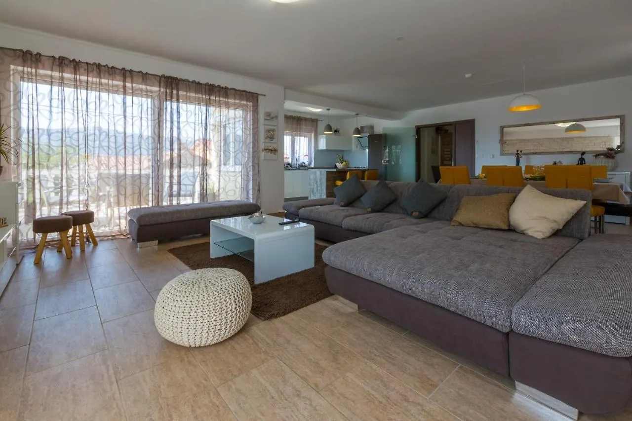 Holiday home Kuca Ujdenica Villa Grizane-Belgrad