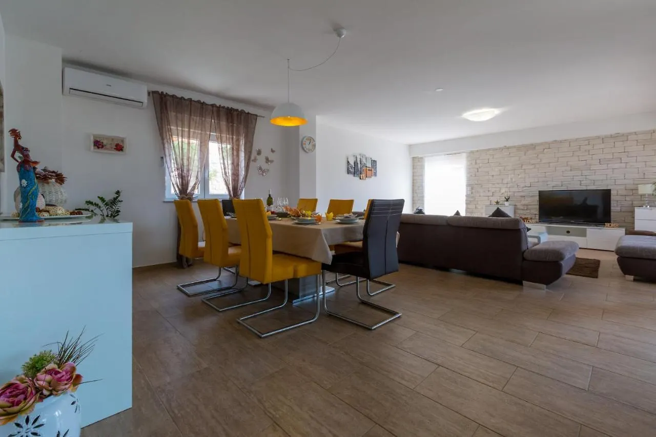 Holiday home Kuca Ujdenica Villa Grizane-Belgrad